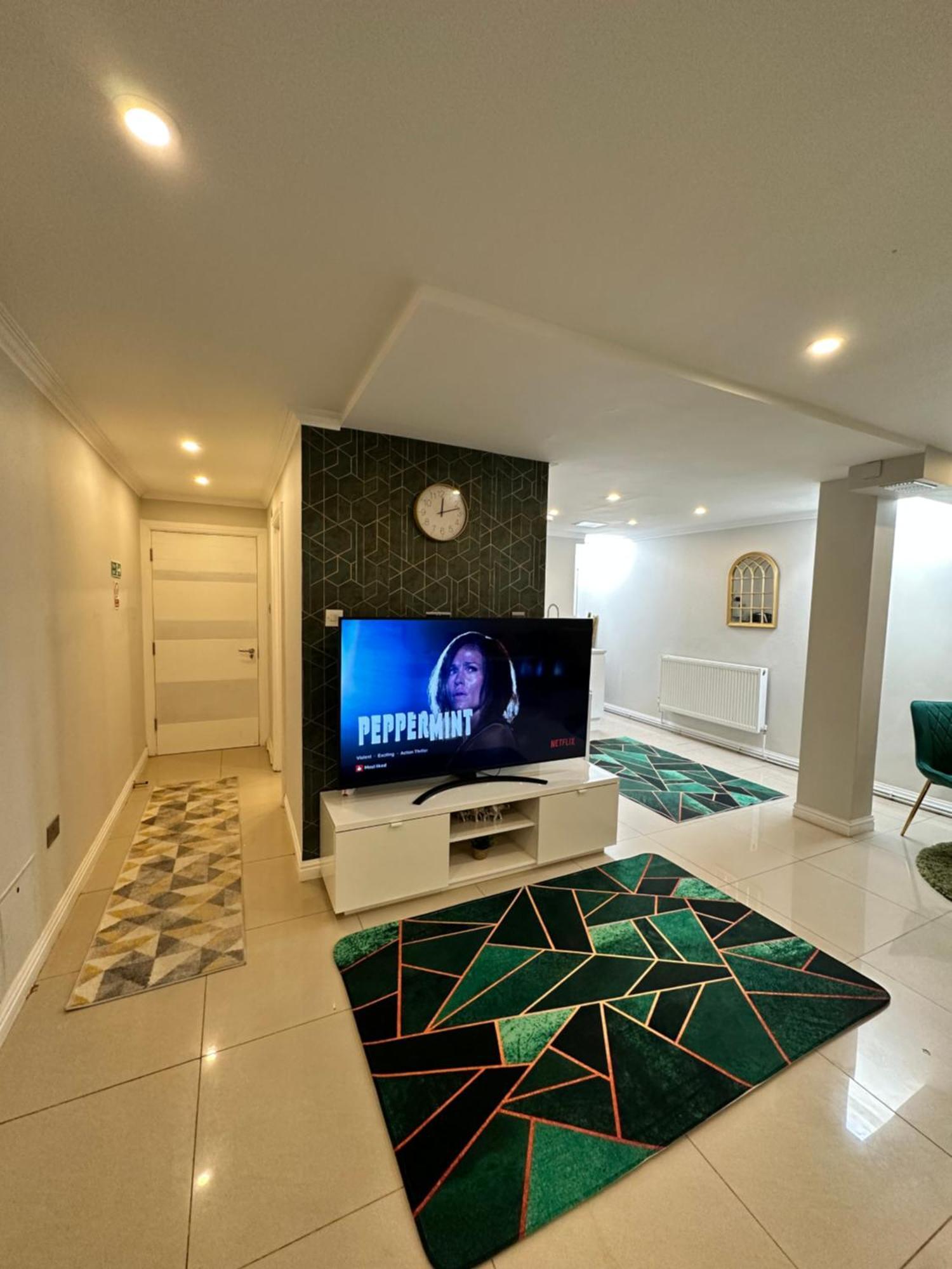 Luxury Studio Apartment Harrow on the Hill Exterior photo