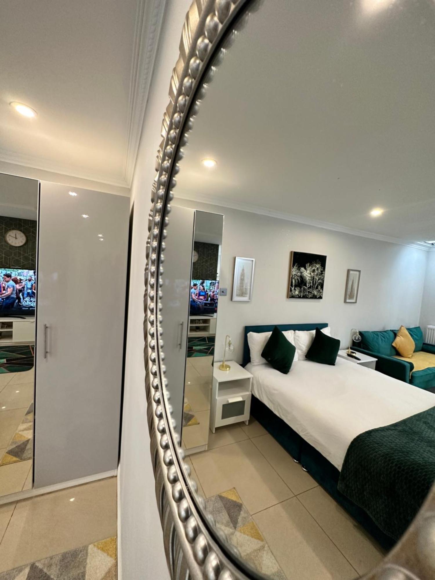 Luxury Studio Apartment Harrow on the Hill Exterior photo